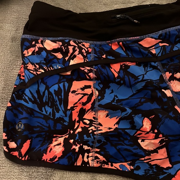 Lululemon Speed Up Low Rise 2.5” Shorts - Picture 2 of 3